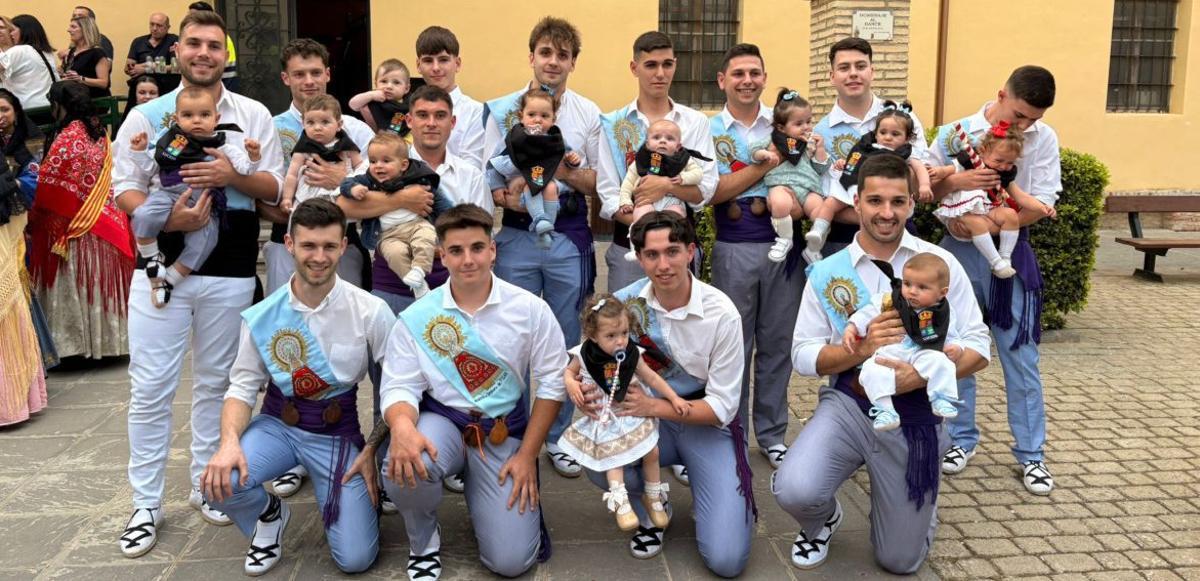 Las Majas de las Fiestas acompañaron al equipo de fútbol antes del inicio del partido.