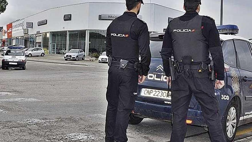 Agentes de la PolicÃ­a Nacional durante una intervenciÃ³n en Mallorca.