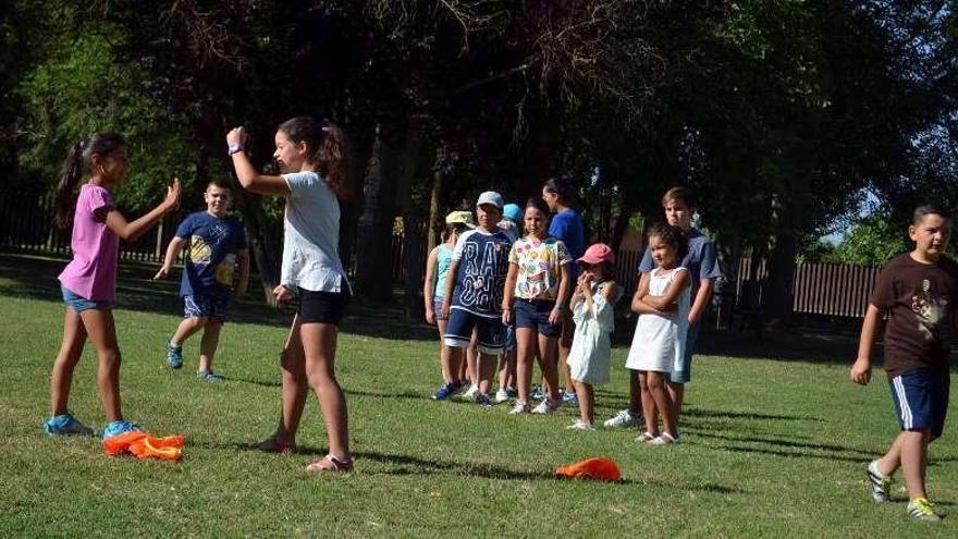 Un grupo de niños observan la competición entre dos compañeras.