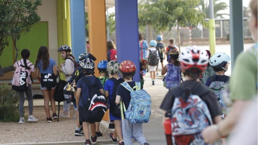 Niños con casco en una protesta anterior de la Asociación de Padres y Madres de Alumnos del centro. | VICENT MARÍ