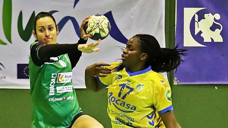 María Gomes intenta frenar el lanzamiento de una rival, ayer. | | ADESAL CÓRDOBA