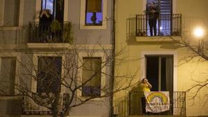 Vecinos aplauden a los sanitarios en la plaza de Joanic, en Barcelona.