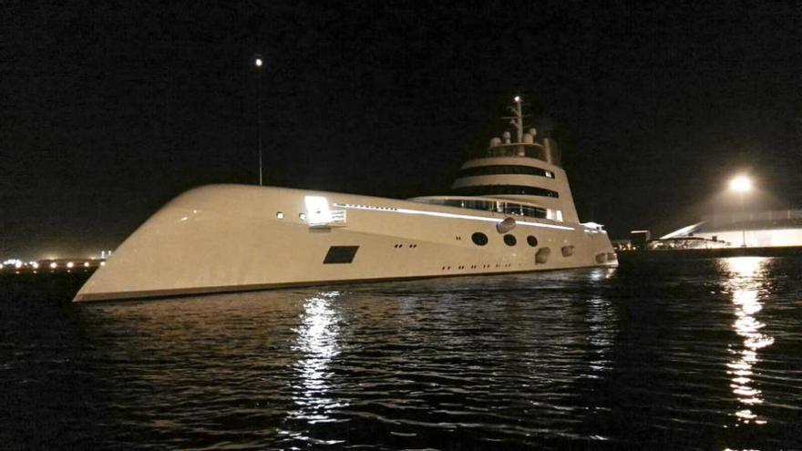 Megayate de lujo en el puerto de Gijón.