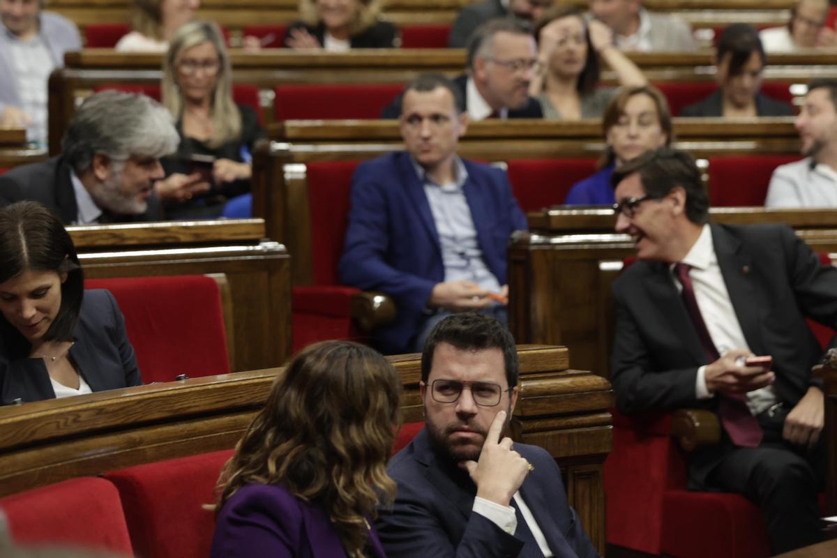 El ’president’ Pere Aragonès, el líder del PSC, Salvador Illa, y el del grupo de Junts, Albert Batet, en el Parlament.