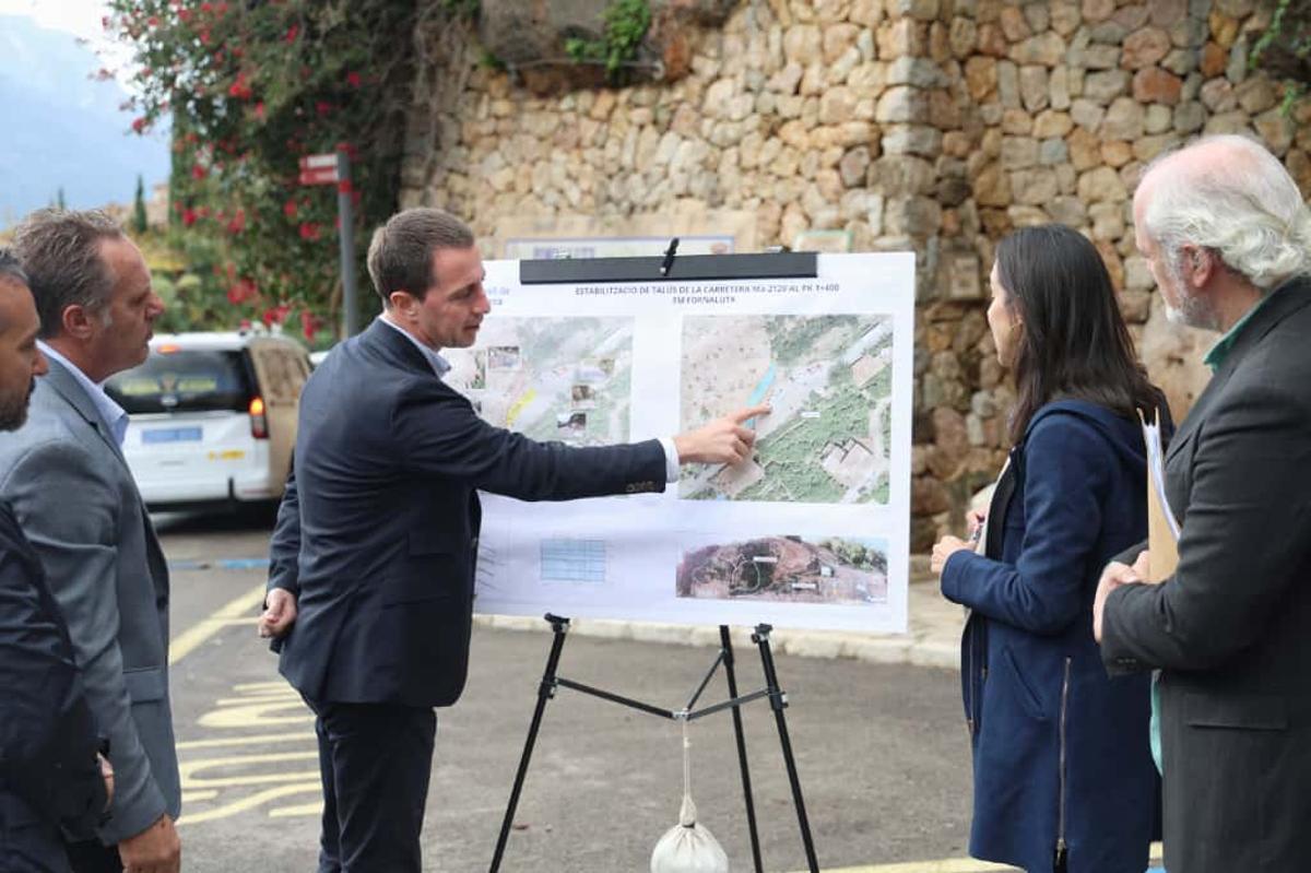 El presidente Llorenç Galmés comenta el plano presentado este miércoles.