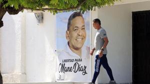 Fotografía de un cartel que pide la liberación de Luis Manuel Díaz, padre del jugador colombiano Luis Díaz.