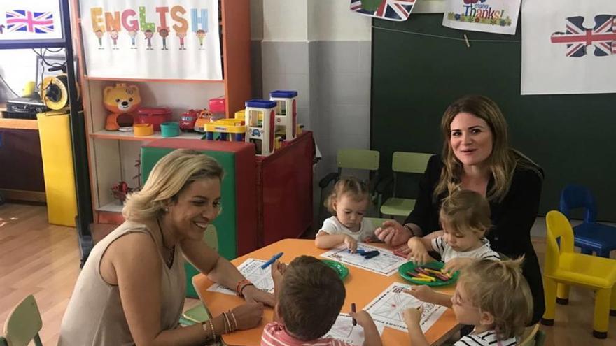 La consejera y la directora de Centros, visitando una escuela.