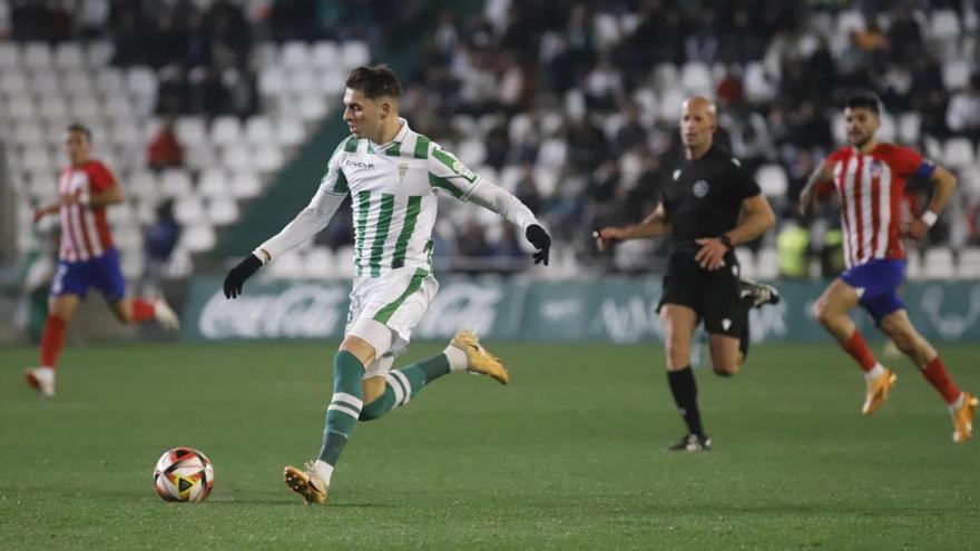 Álex Sala conduce el esérico durante un lance del encuentro ante el Atleti B.