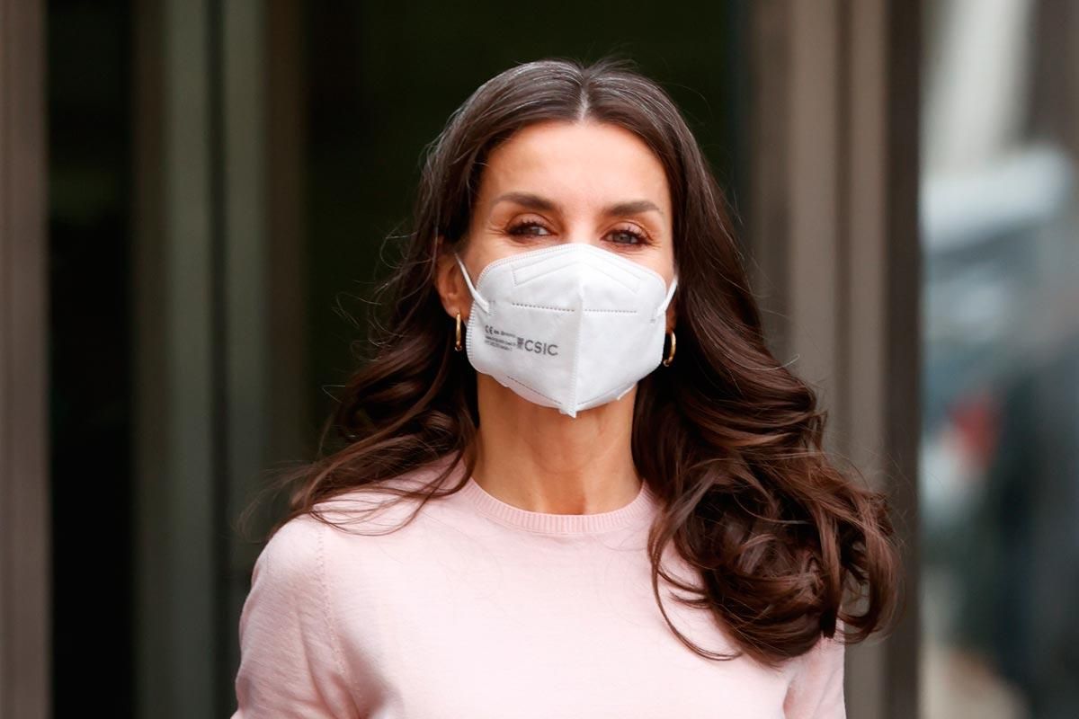 La melena ondulada y con canas al natural de la reina Letizia en su visita a León