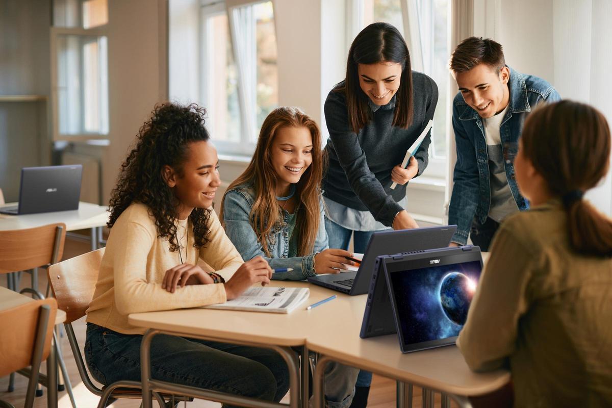 Els adolescents davui tenen interioritzat lús de solucions digitals. Els adolescents davui tenen interioritzat lús de solucions digitals.