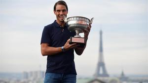 Nadal posa con la Copa de los Mosqueteros en el techo de las Galerías Lafayette de París.