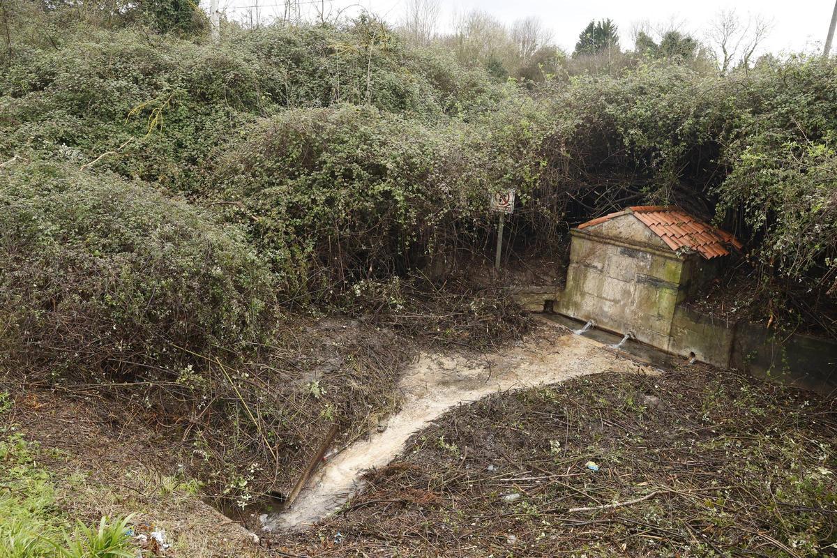 La histórica fuente de Contrueces, en Gijón, de nuevo a la vista gracias al trabajo e iniciativa de los vecinos (en imágenes)