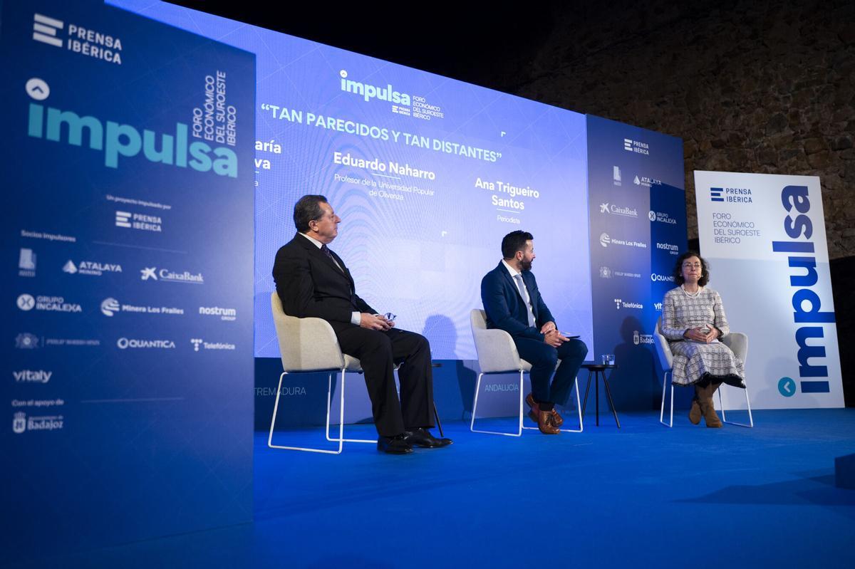 Proyecto Impulsa Foro Económico del Suroeste Ibérico. Badajoz. 16.12.2025."Tan parecidos y Tan distantes" Eduardo Naharro, profesor de la Universidad Popular de Olivenza. Ana Trigueiro Santos, periodista. Jose María Da Silva, periodista