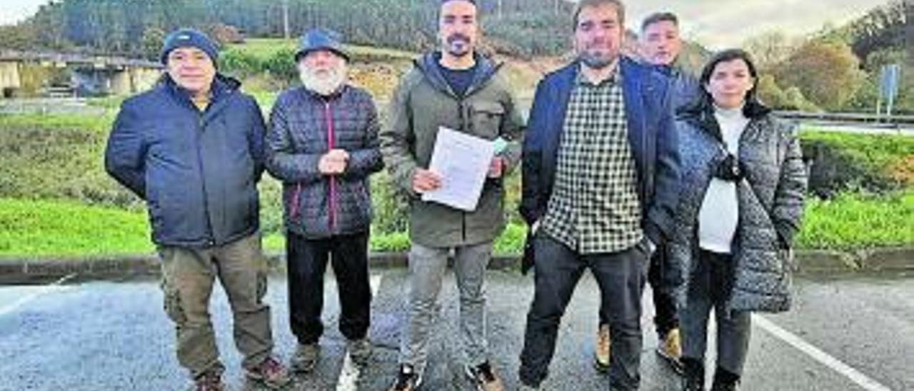 Los integrantes de Podemos Jorge Álvarez, Antón Fernández, Andrés Ron, Daniel Ripa, José Garrido y Adriana del Oso, ayer, en Casazorrina.