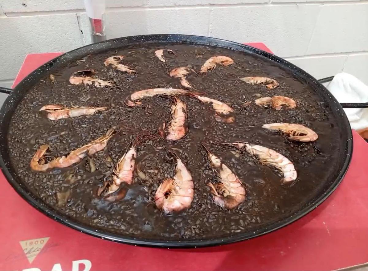 Un arroz negro servido en las piscinas de Valmuel