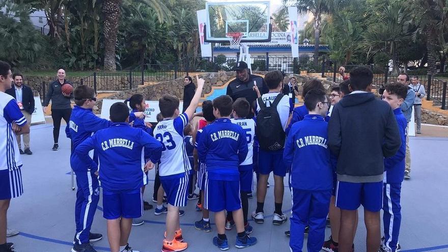 Canteranos del Club Baloncesto Marbella, en un encuentro con el exjugador y entrenador Audie Norris.