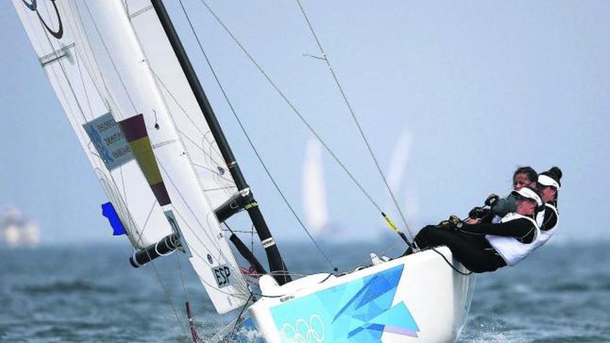 Tamara Echegoyen, Sofía Toro y Ángela Pumariega, sobre su barco en una de las regatas disputadas en Weymouth. // Jorge Zapata