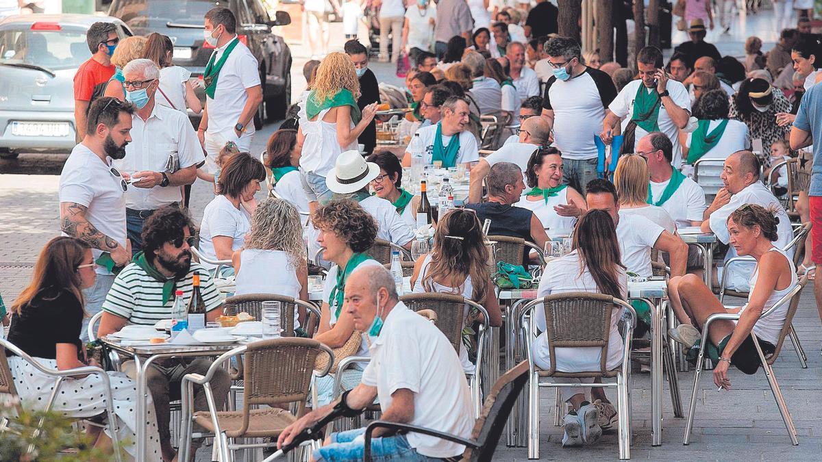 Los vecinos de Huesca han llenado las terrazas de la ciudad para celebrar el primer día de las ‘no fiestas’ de San Lorenzo.