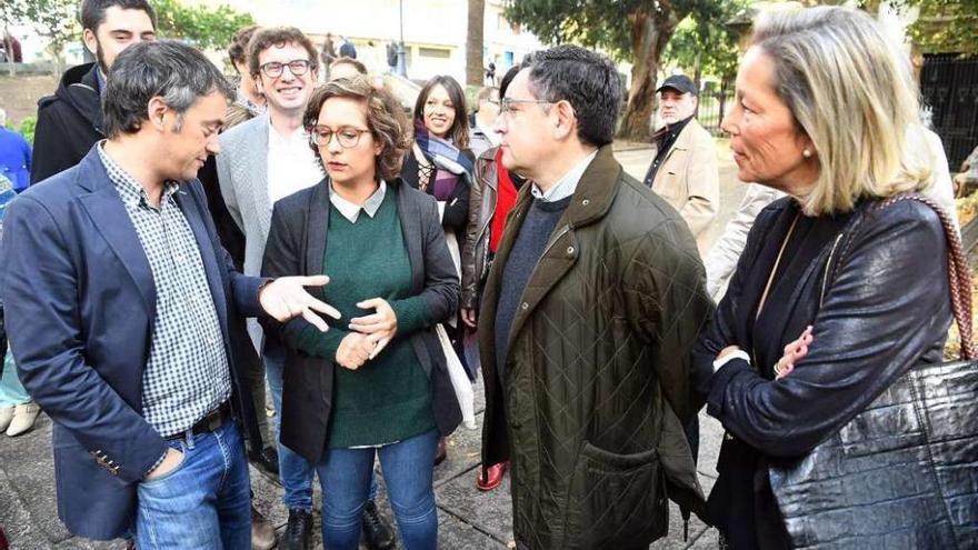 El alcalde y los portavoces de los grupos municipales conversan en San Amaro sobre el pleno de hoy.