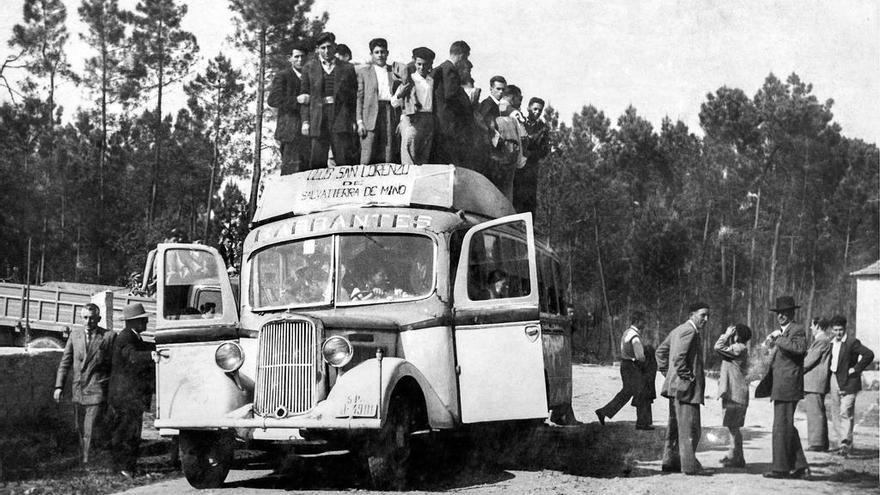 Jugadores y afición del San Lorenzo en un autobús para ir a un partido en 1956. // Archivo fotográfico de Lazoiro