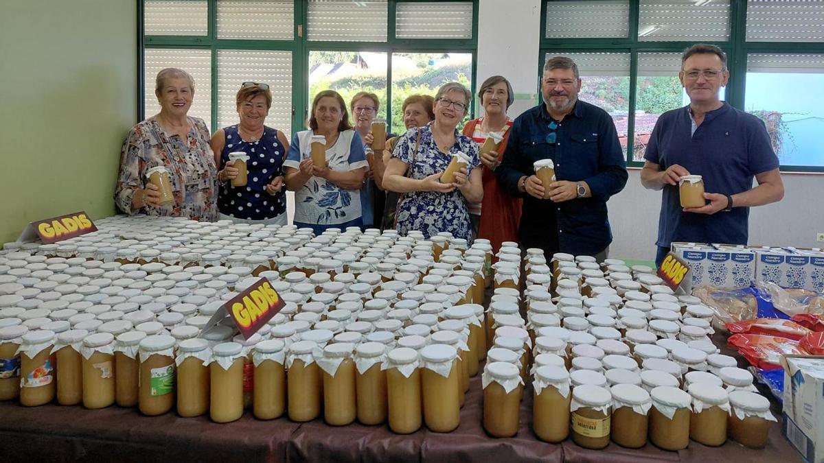 Amas de casa de Miño entregan a la Cocina Económica 500 tarros de compota hecha con fruta del pazo de Mariñán