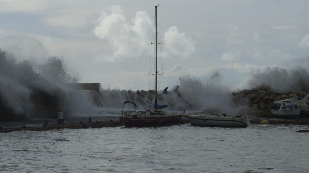 Una ola golpea a turistas que hacían fotos del temporal en Calp
