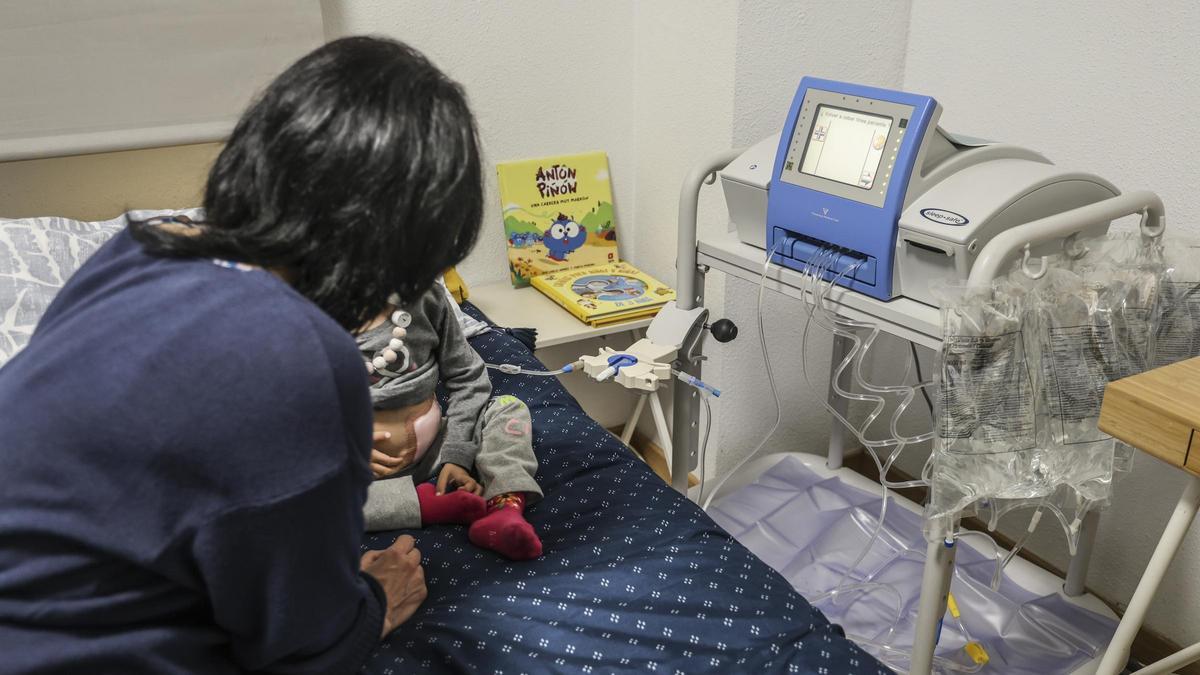 Una niña con enfermedad renal que recibe tratamiento en su domicilio