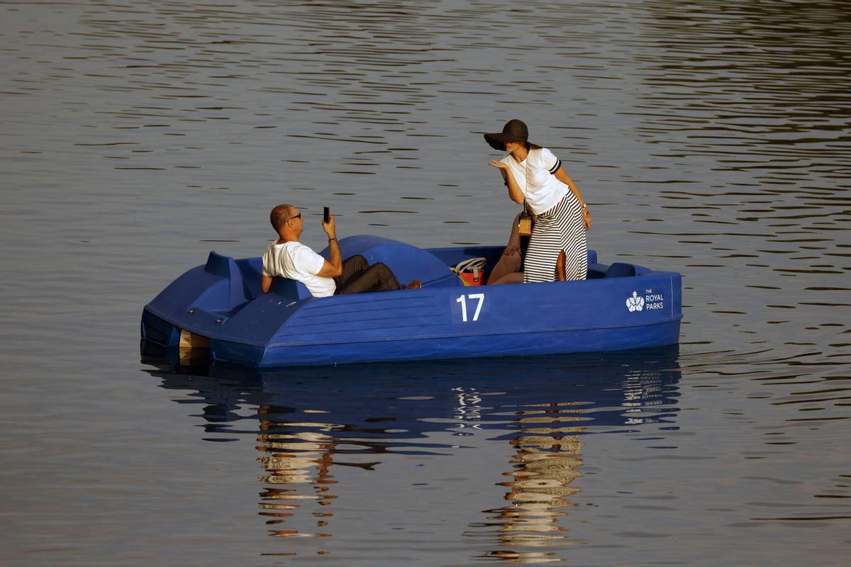 Una mujer posa para una foto en una barca en el lago The Serpentine, en Hyde Park, en Londres.