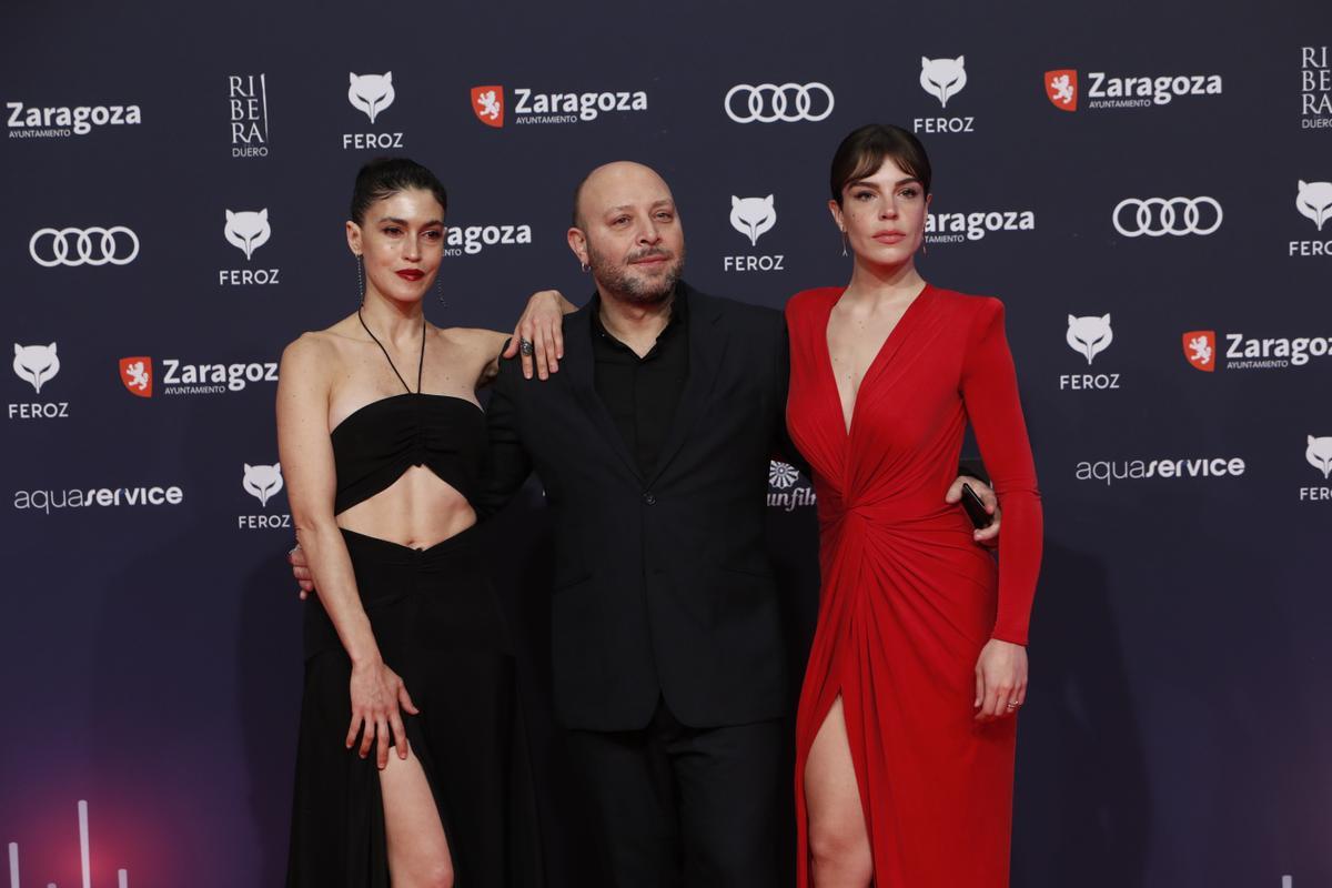 ZARAGOZA, 28/01/2023.- Los actores Nerea Barros (i), Vicente Romero (c) y Lucía Martín Abello posan a su llegada a la ceremonia de entrega de la décima edición de los Premios Feroz que otorga la Asociación de Informadores Cinematográficos de España (AICE), este sábado en Zaragoza. EFE/JAVIER BELVER