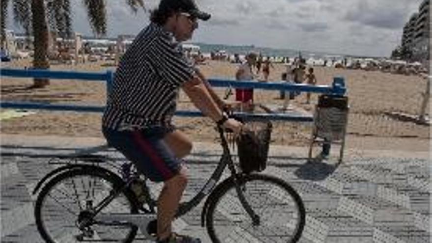 Un ciclista por el Paseo de Gómiz.