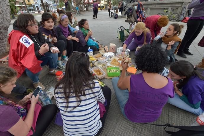 08-03-2019 LAS PALMAS DE GRAN CANARIA. Almuerzo, siesta y micrófono abierto feminista, en el parque de San Telmo. Fotógrafo: ANDRES CRUZ