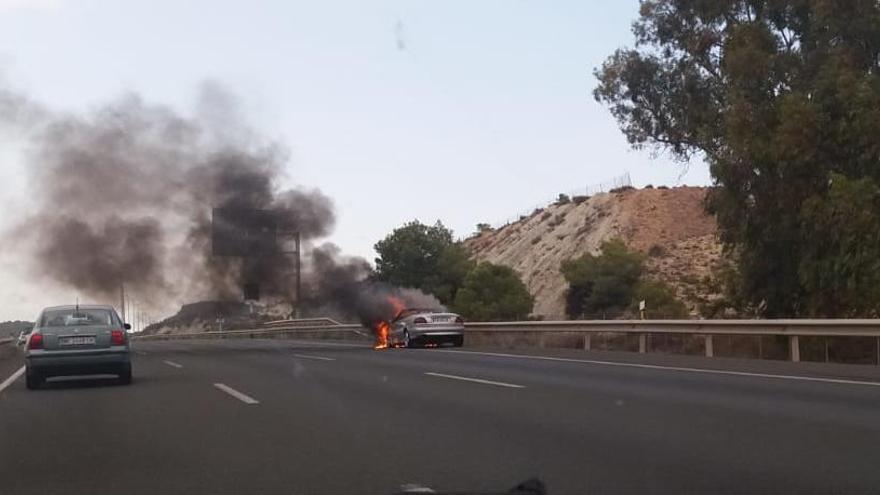 Arde un coche en el Puerto de la Cadena y provoca casi 4 kilómetros de retenciones