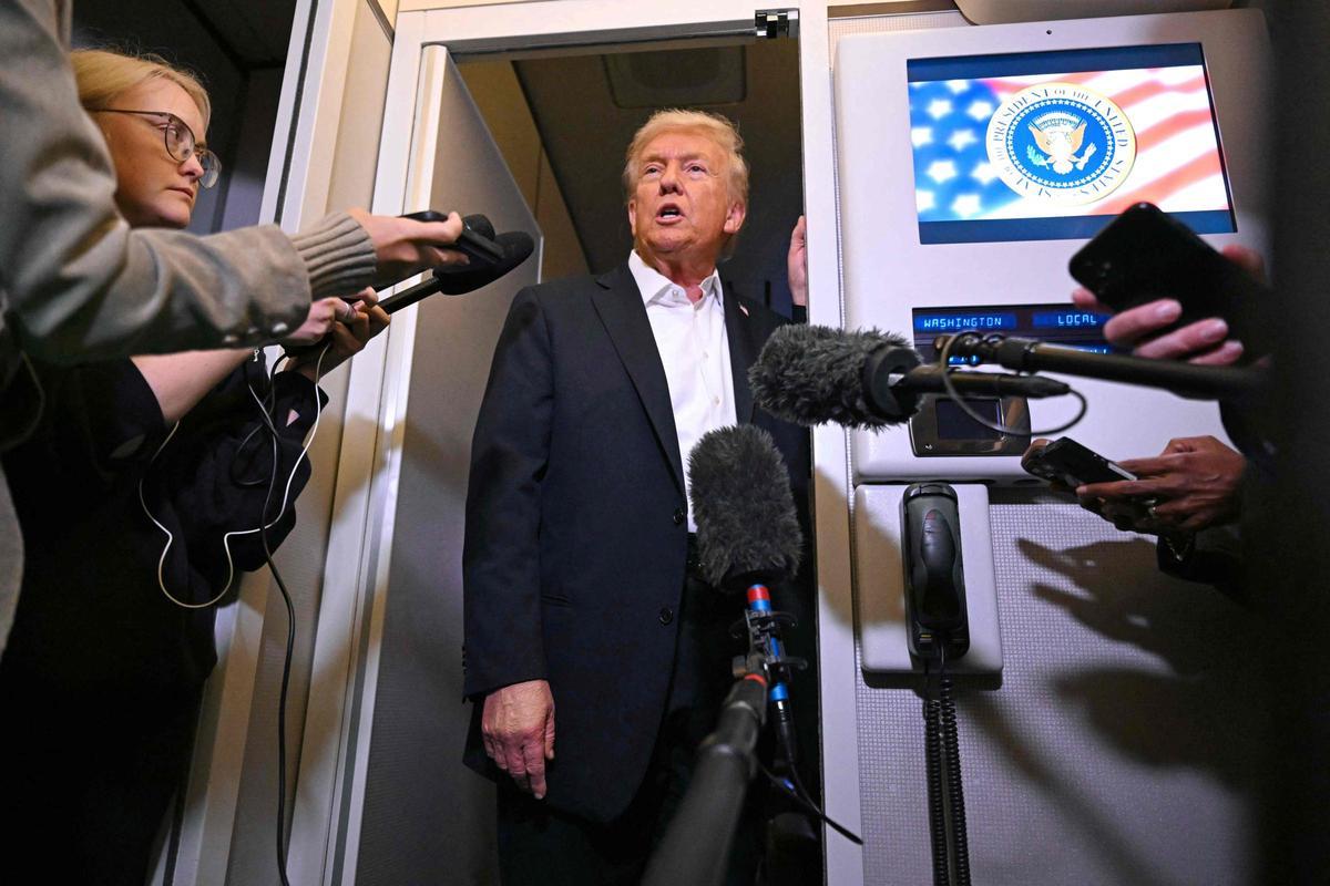 Trump atiende a los periodistas en una parada técnica del Air Force One en Inglaterra