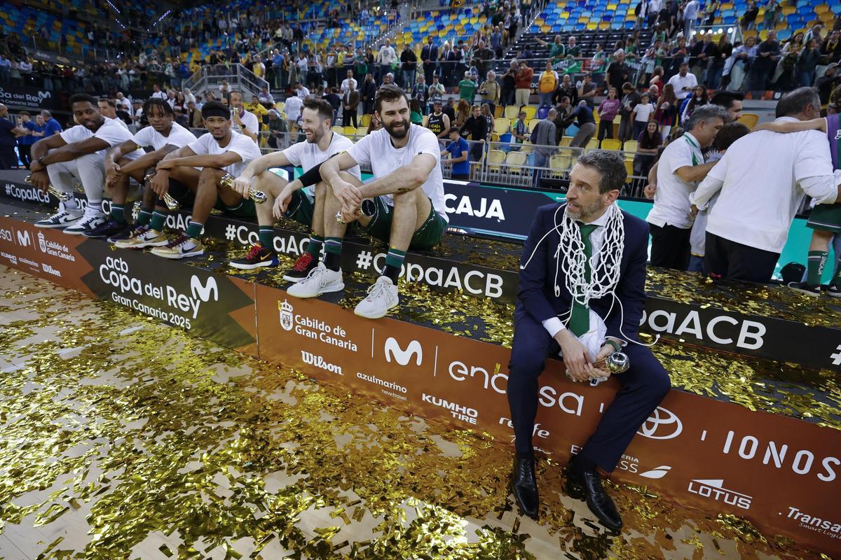 Ibon Navarro, junto a parte de la plantilla tras ganar la Copa la pasada temporada.