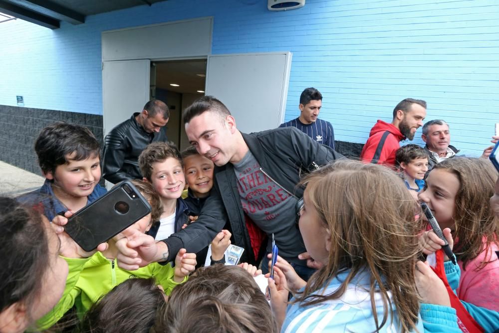 Las gradas de A Madroa se llenan de aficionados en el primer entrenamiento a puerta abierta del Celta después de caer eliminado ante el Manchester United