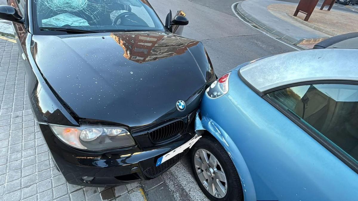 Dos vehículos dañados en el accidente.