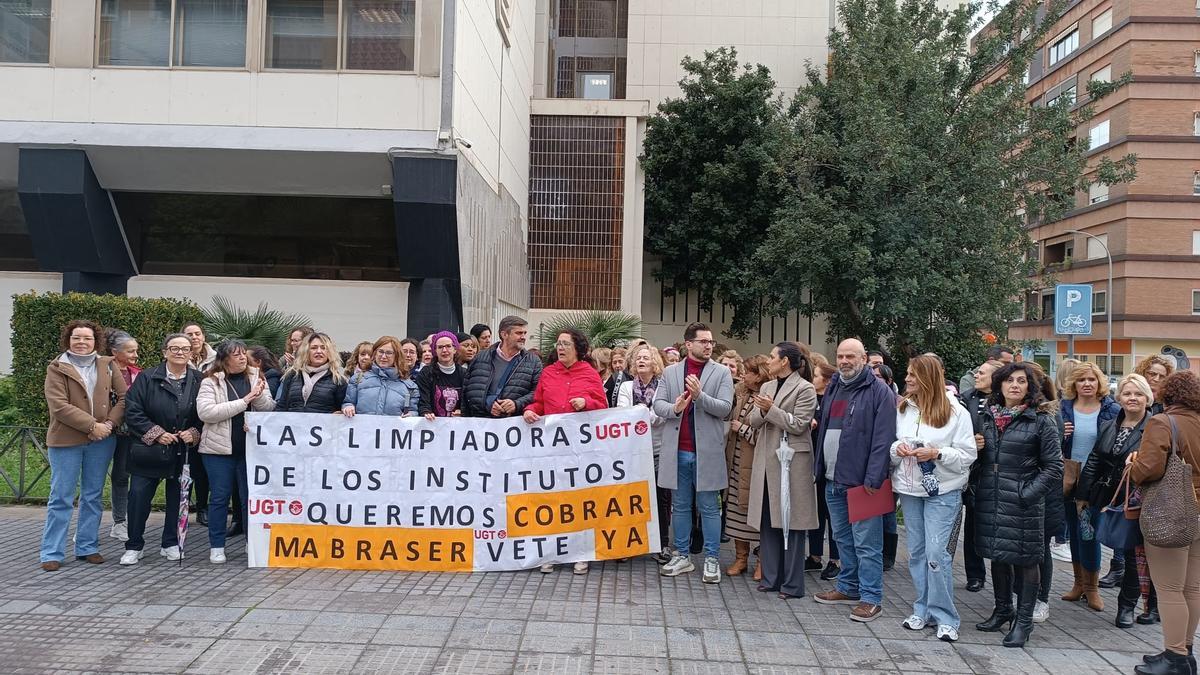 Una de las concentraciones de las limpiadoras frente a la Delegación de Educación convocadas por la UGT durante el pasado mes de marzo..