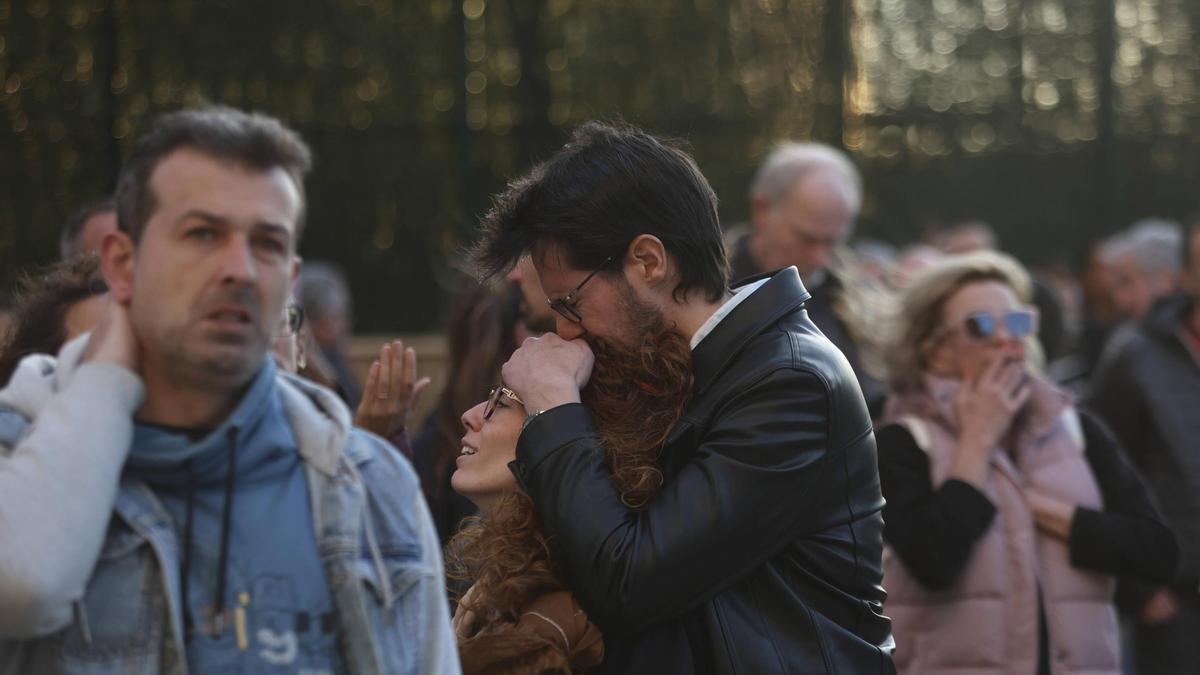 Una pareja afectada por el por incendio registrado jamás en València