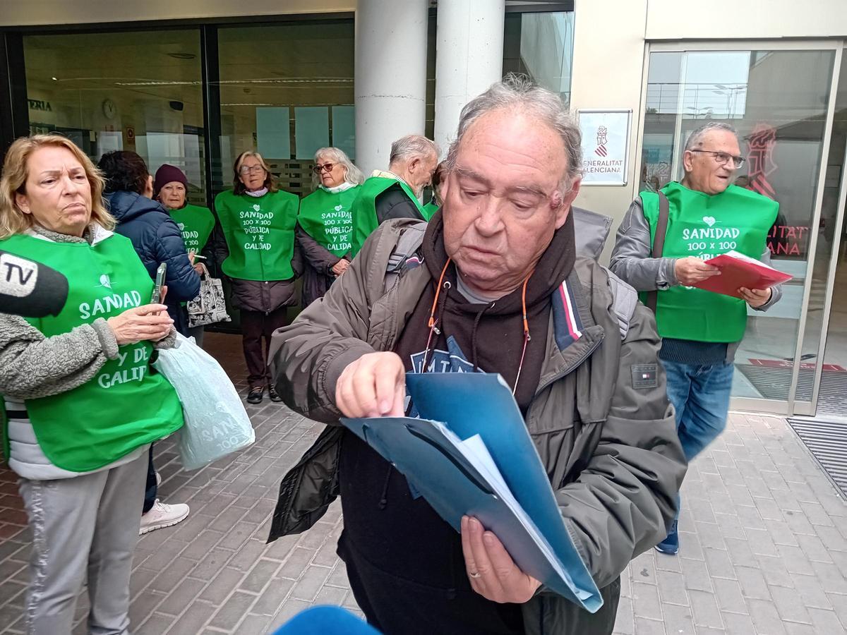 Manuel junto a miembros de la plataforma en la puerta del Hospital de Torrevieja