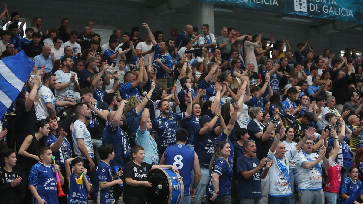 La Marea Azul en el anterior partido del Frigoríficos en O Gatañal.