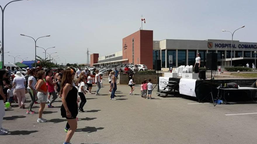 Imagen de una demostración de zumba celebrada ayer a mediodía en el exterior del hospital comarcal de Inca.