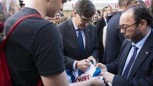 El president de la Generalitat, Salvador Illa, firmando una camiseta del Espanyol en pleno Sant Jordi