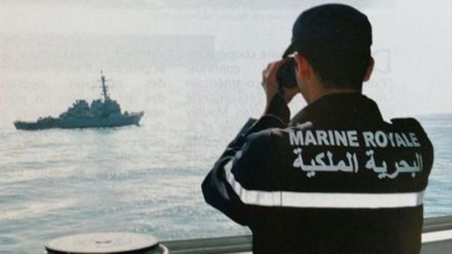 Un militar de la Marina marroquí  reaia tareas de vigilancia para atajar la migración ilegal.