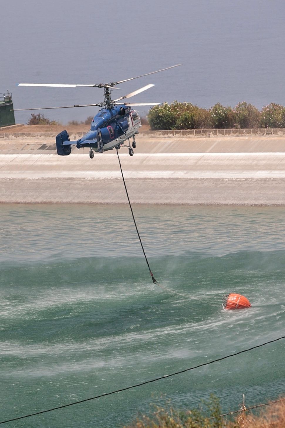 Recarga del helicóptero que lucha contra el incendio de Tenerife en una balsa de Los Realejos