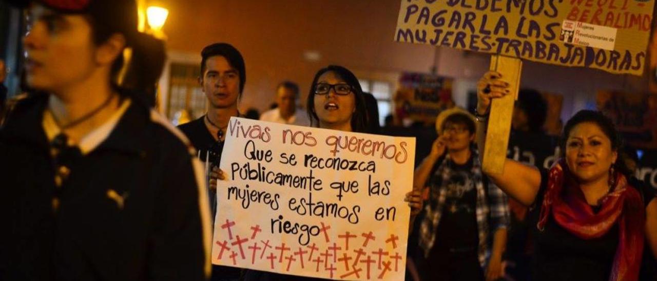 Aleida Quintana, en el centro, reivindicando los derechos de las mujeres.