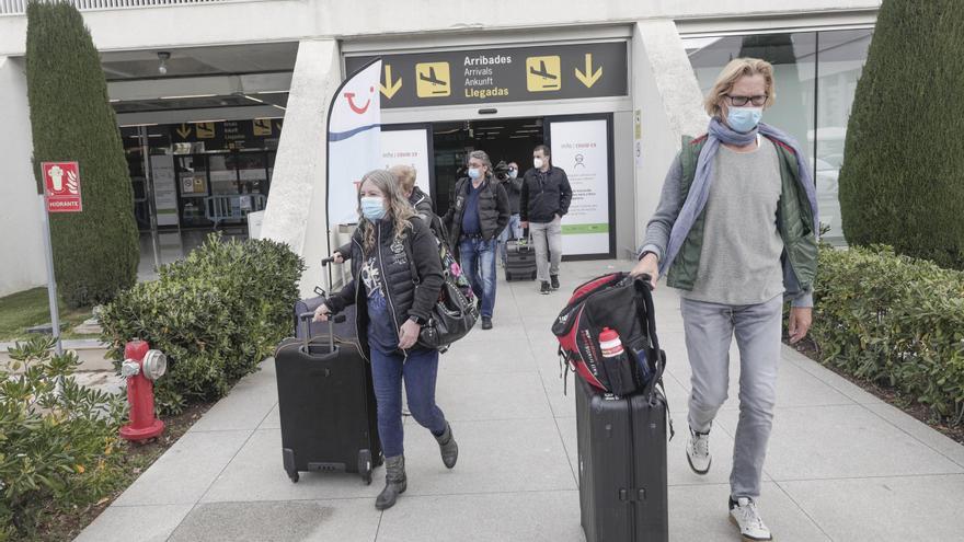 El aeropuerto registra 130.500 pasajeros más que en febrero por la Pascua