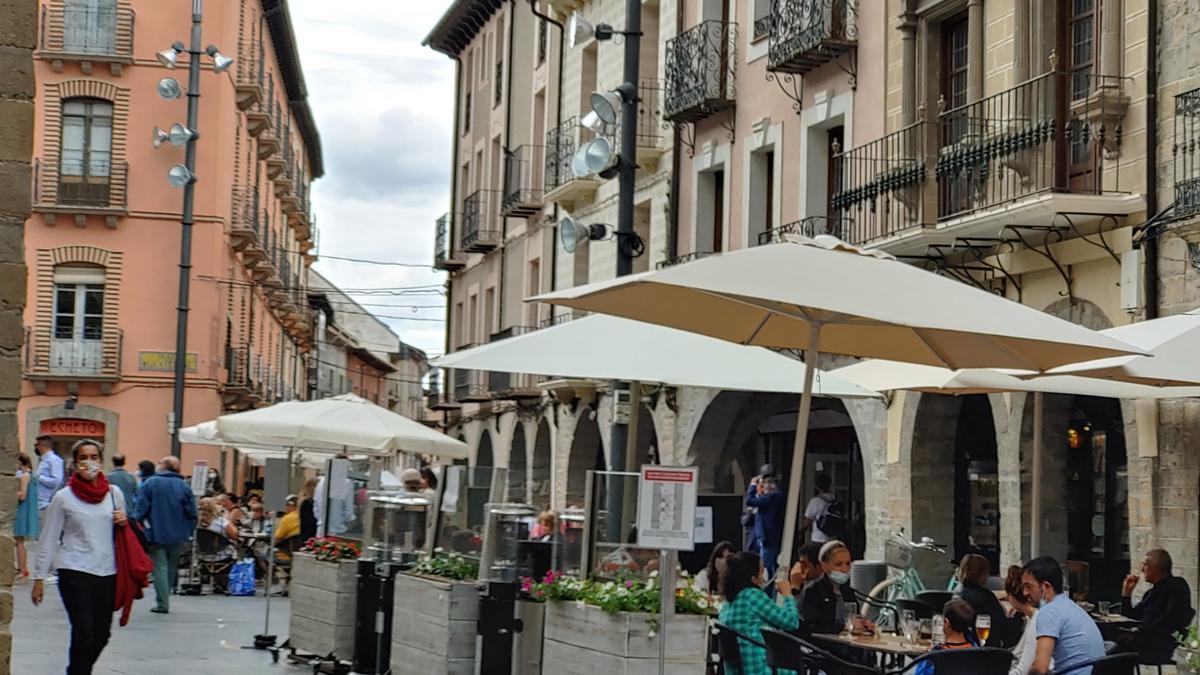 Aspecto animado de la plaza de los Porches, en Jaca,