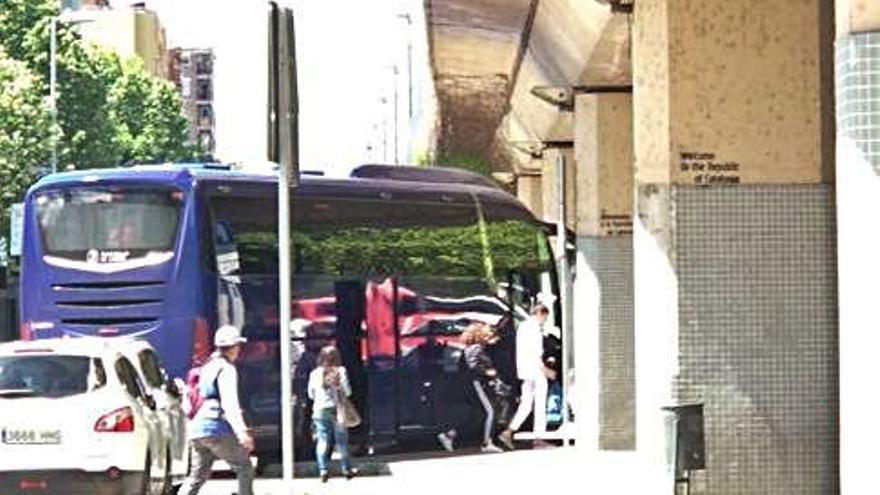 Autobusos a la Copa. ?Un autobús aturat a sota de les vies fa unes setmanes -a la imatge de l&#039;esquerra- i un altre parat aquest dilluns -imatge de la dreta- amb els viatgers a terra.