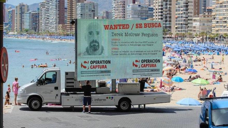 La pantalla gigante muestra en Benidorm los rostros de los fugitivos más buscados por Reino Unido.