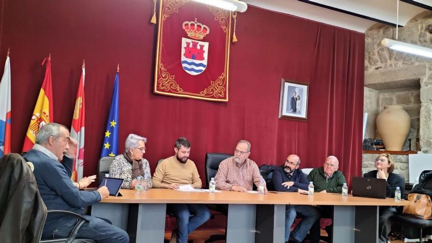 Miembros de la Corporación Municipal de Fermoselle durante un pleno. | J. L. F.